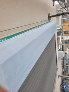 平塚市F様邸のシャッターボックスに下塗りを行った様子