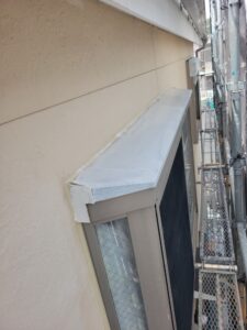 平塚市F様邸の出窓天板に下塗りを行った様子