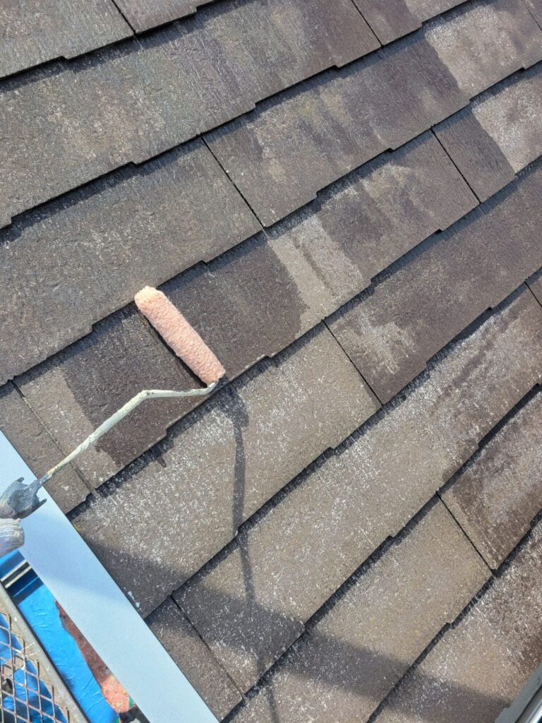 平塚市で屋根のひび割れ補修と塗装｜棟板金の錆止めから上塗りまで【F様邸】