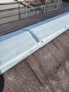 平塚市F様邸の棟板金に錆止めを塗装した様子