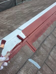 平塚市F様邸で棟板金の中塗りを行っている様子