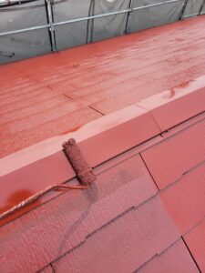 平塚市F様邸で棟板金の上塗りを行っている様子