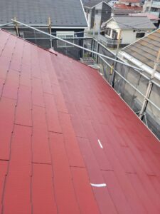 平塚市F様邸の屋根上塗り途中の全体