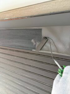 平塚市H様邸の外壁塗装工事でシャッターBOXを塗装している様子