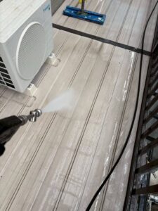 平塚市H様邸のベランダまわりを高圧洗浄している様子