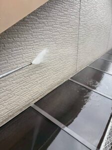 平塚市H様邸の外壁塗装前に高圧洗浄を行っている様子