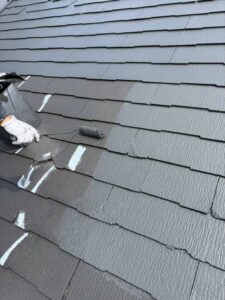 平塚市H様邸の屋根塗装で中塗りを行っている様子