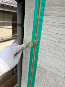 平塚市H様邸の外壁目地にシーリング前のプライマーを塗布している様子