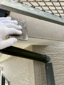 平塚市H様邸の破風板塗装前にケレン作業を行っている様子