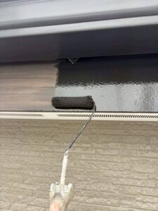 平塚市H様邸の破風板を塗装している様子