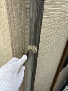 平塚市H様邸の竪樋を塗装している様子