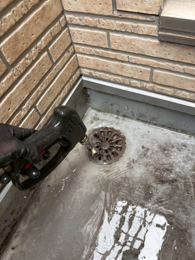 平塚市でベランダウレタン防水｜洗浄からトップコート仕上げまで【F様邸】
