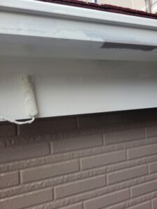平塚市F様邸の破風板へ上塗りを行っている様子