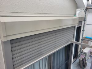 平塚市F様邸のシャッターボックス塗装後
