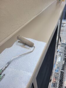 平塚市F様邸の出窓天板を上塗りしている様子