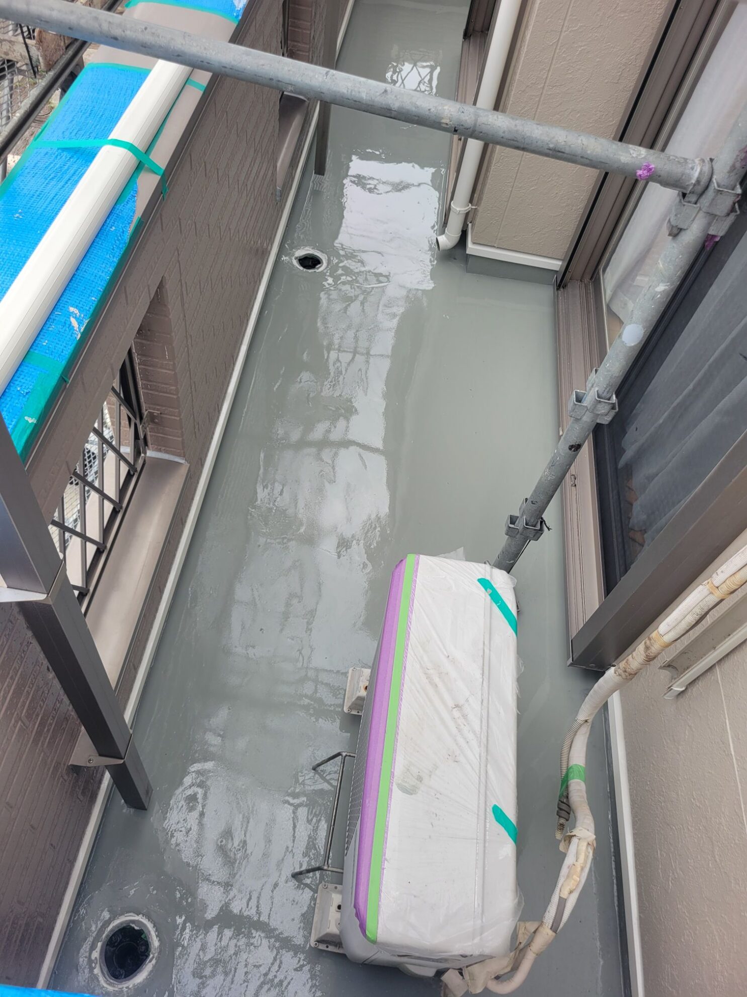 平塚市F様邸のベランダにウレタン防水材を塗布した後