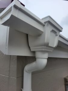 平塚市F様邸の雨樋と集水器まわりの塗装後