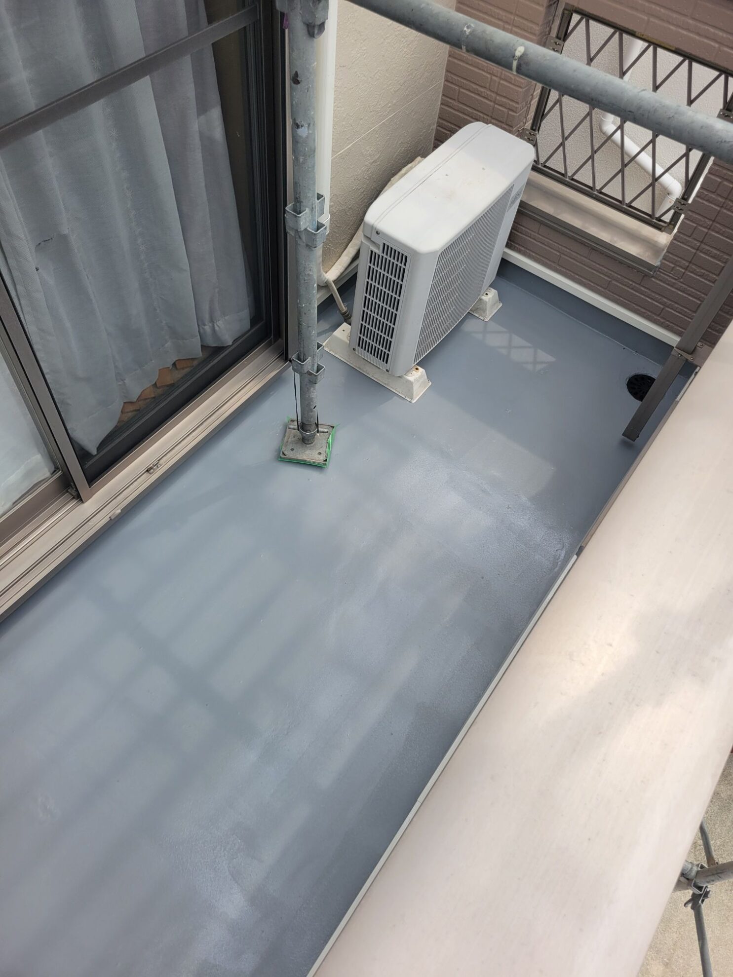 平塚市F様邸のベランダ防水完成後を別角度から確認した様子