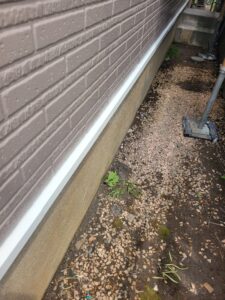 平塚市F様邸の外壁下部の水切り塗装後