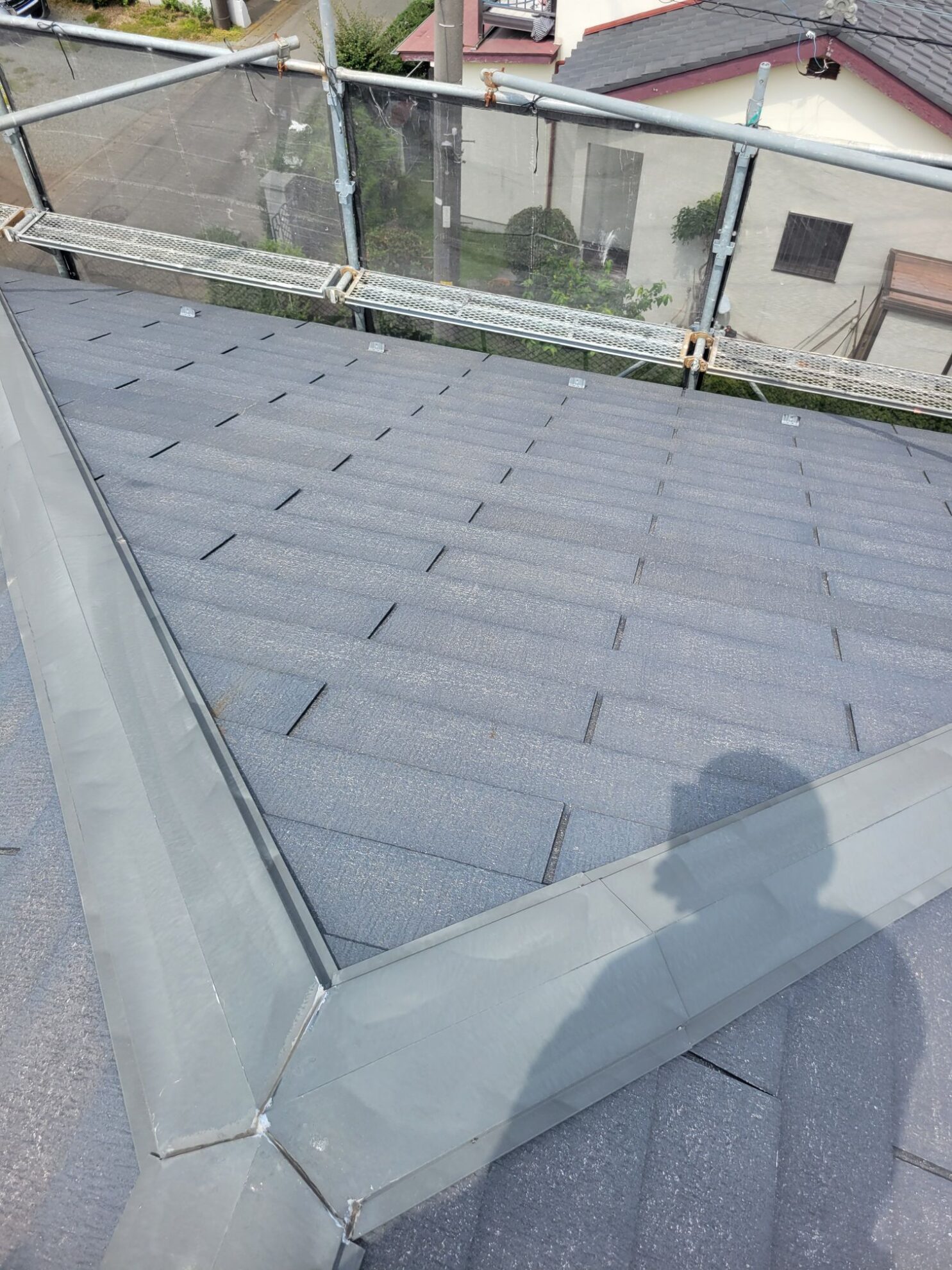 平塚市O様邸の高圧洗浄後に屋根と棟板金まわりを確認した様子