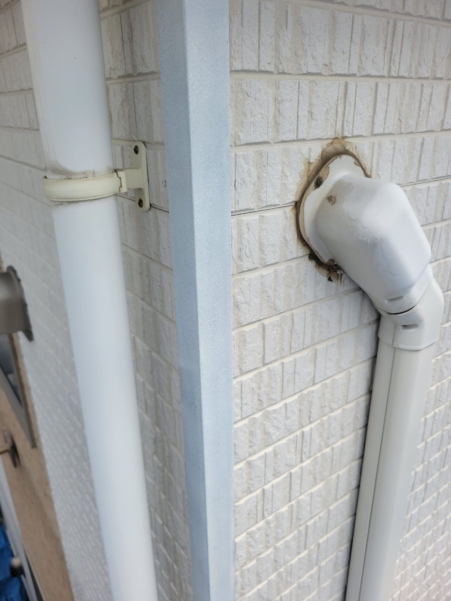 平塚市O様邸のコーナー板金に錆止めを塗装した後