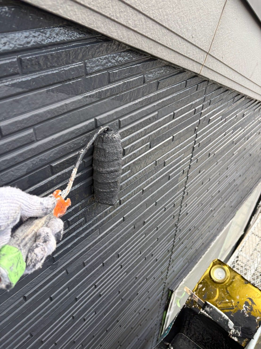 秦野市B様邸で窓まわりの外壁を上塗りしている施工風景
