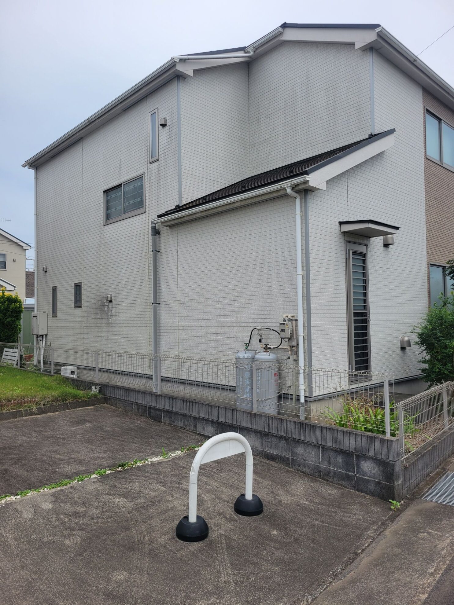 平塚市O様邸の塗装前の側面外観