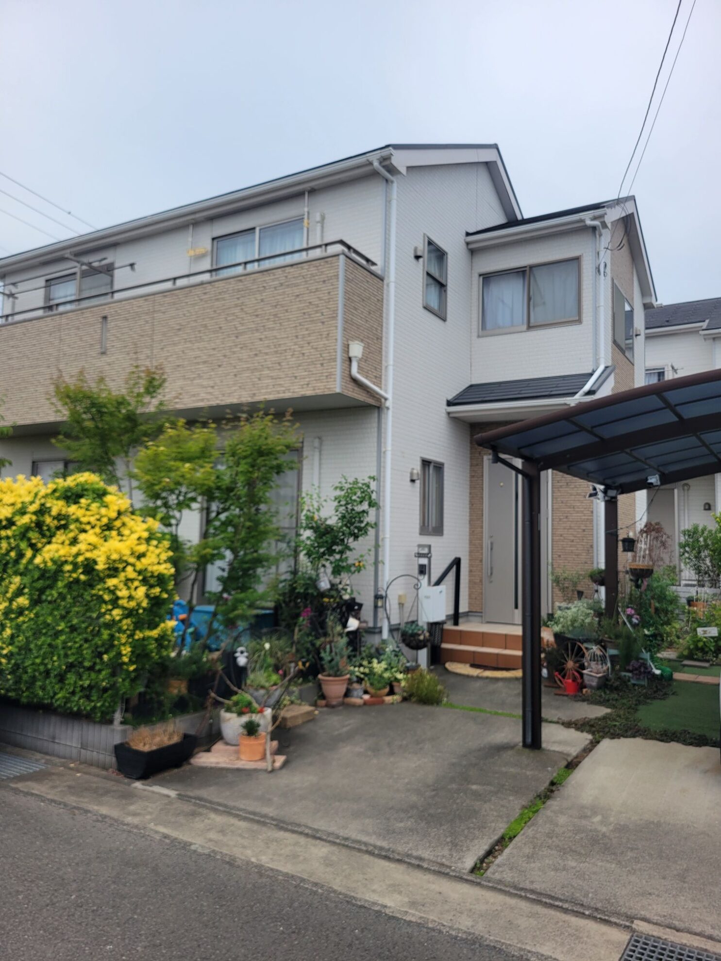 平塚市O様邸の塗装前の玄関側外観