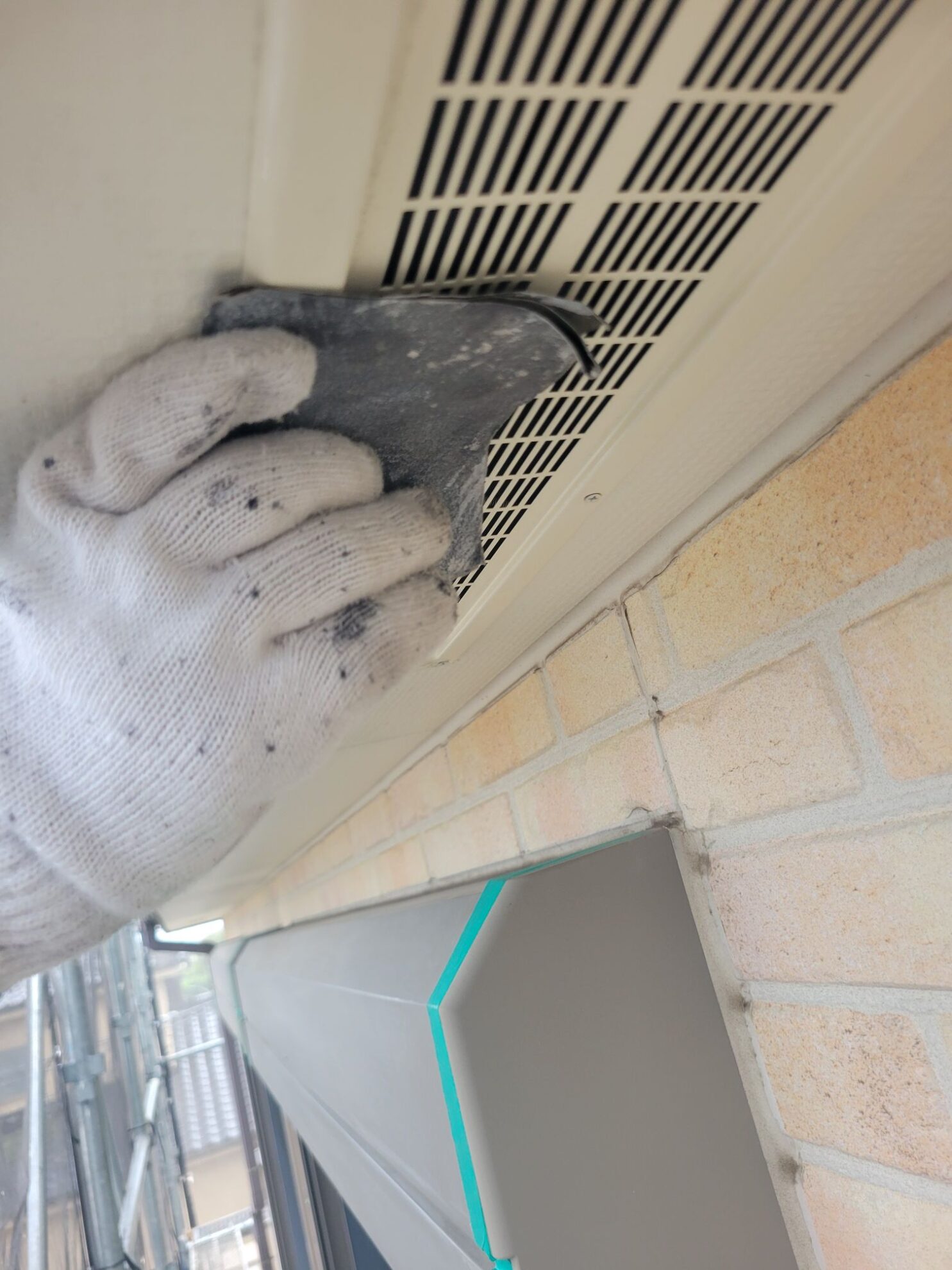 秦野市M様邸 換気口の目荒らし作業
