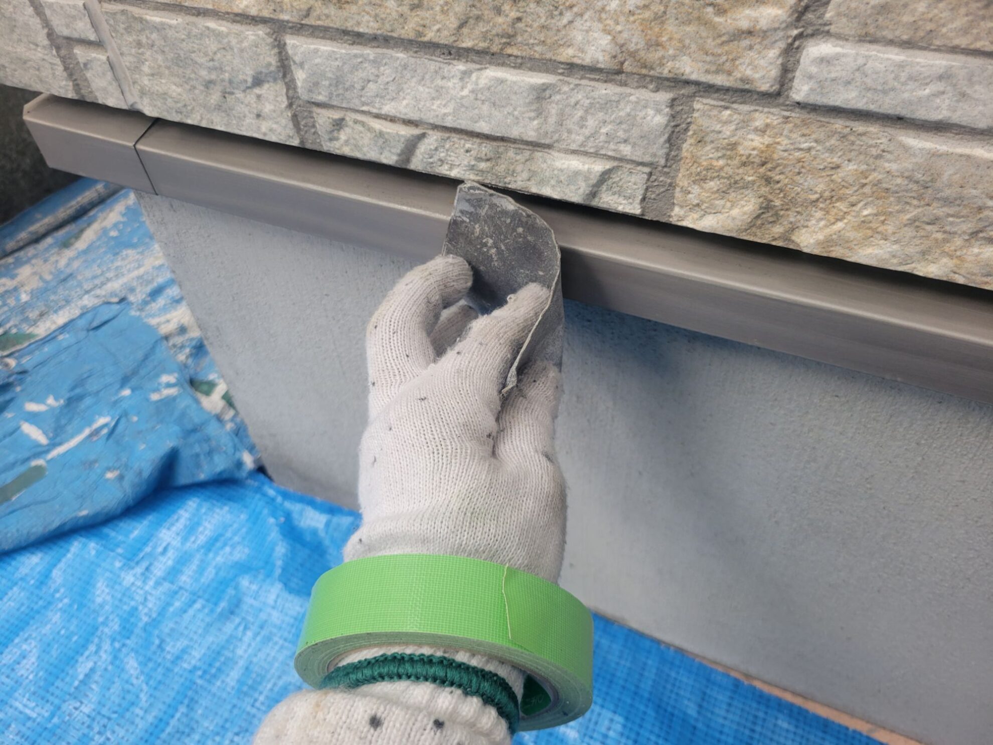 秦野市M様邸 水切りの目荒らし作業