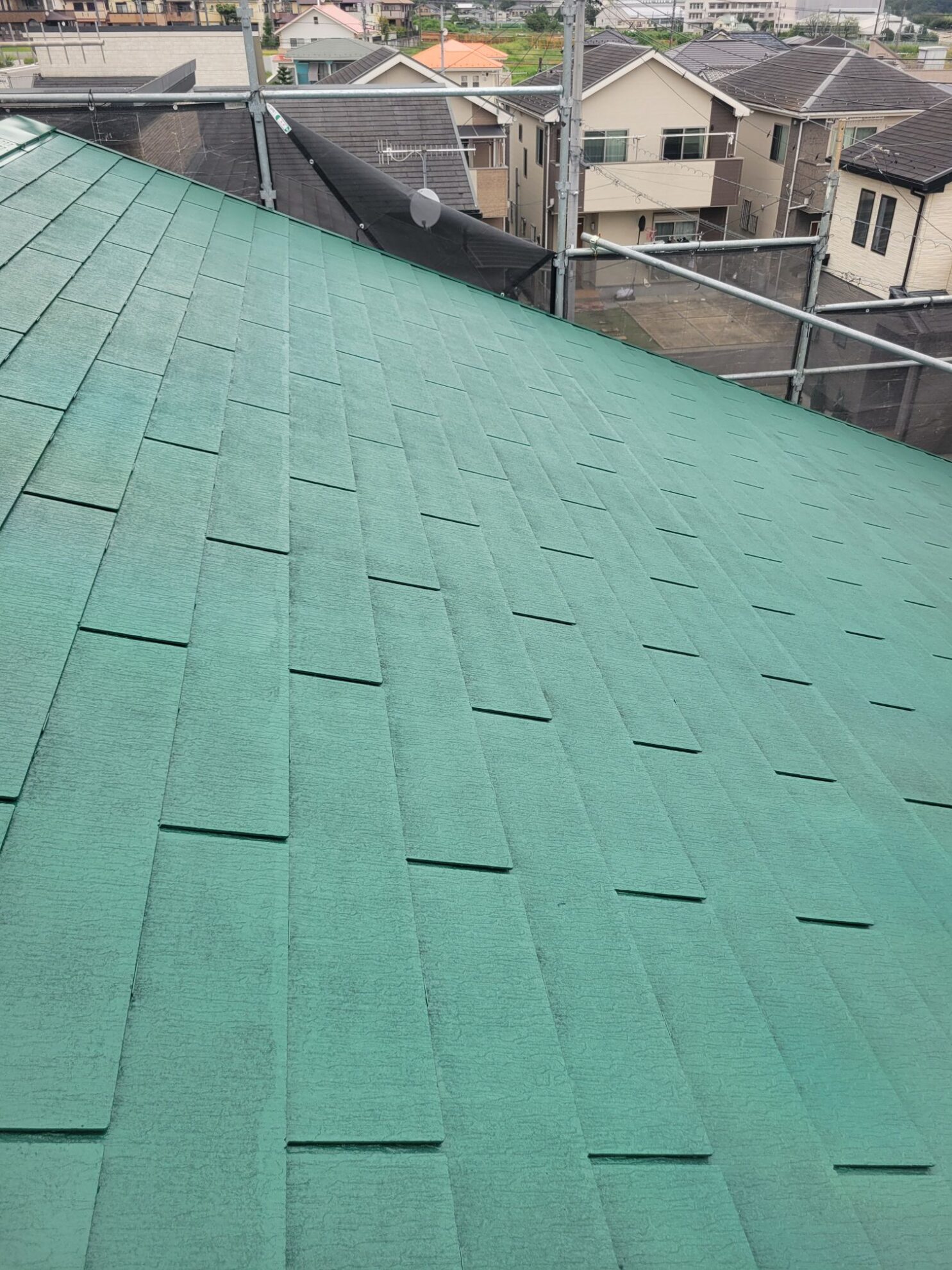 秦野市M様邸の屋根中塗り完了後